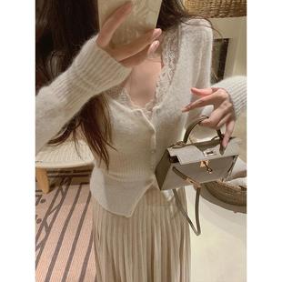 今年流行v领蕾丝拼接毛衣女春秋冬内搭可外穿软糯修身针织衫上衣