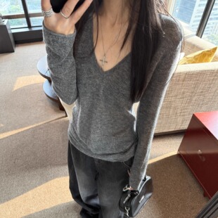 纯欲老钱风V领针织打底衫女秋冬高级感深灰色内搭毛衣纸片人上衣