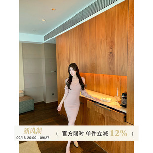 Yuyueer 交叉V领竖坑条包臀连衣裙女春季性感收腰修身弹力毛织裙