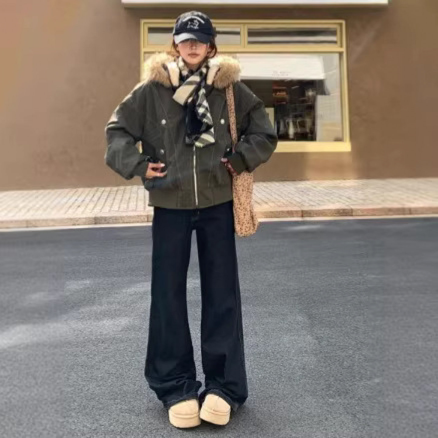 黑色连帽加绒棉服女45