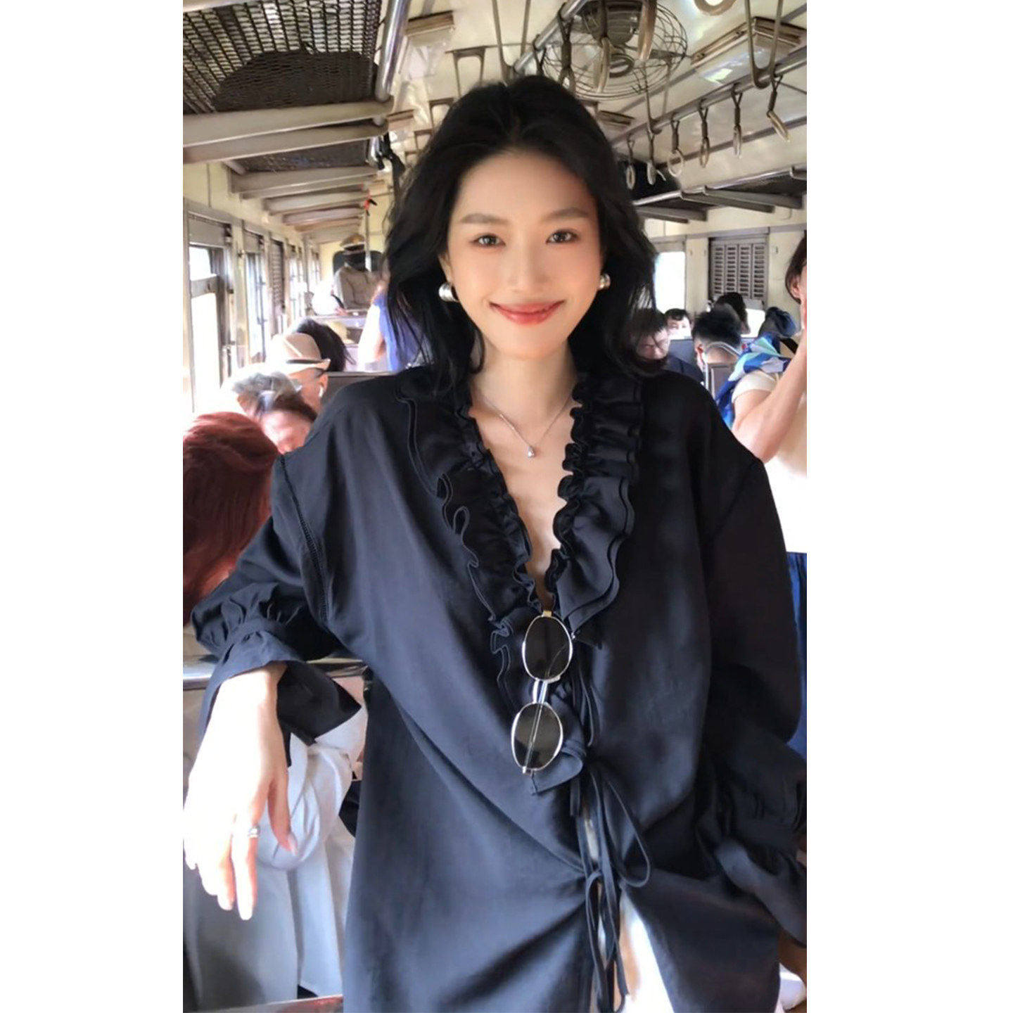 夏季轻奢木耳边V领套装