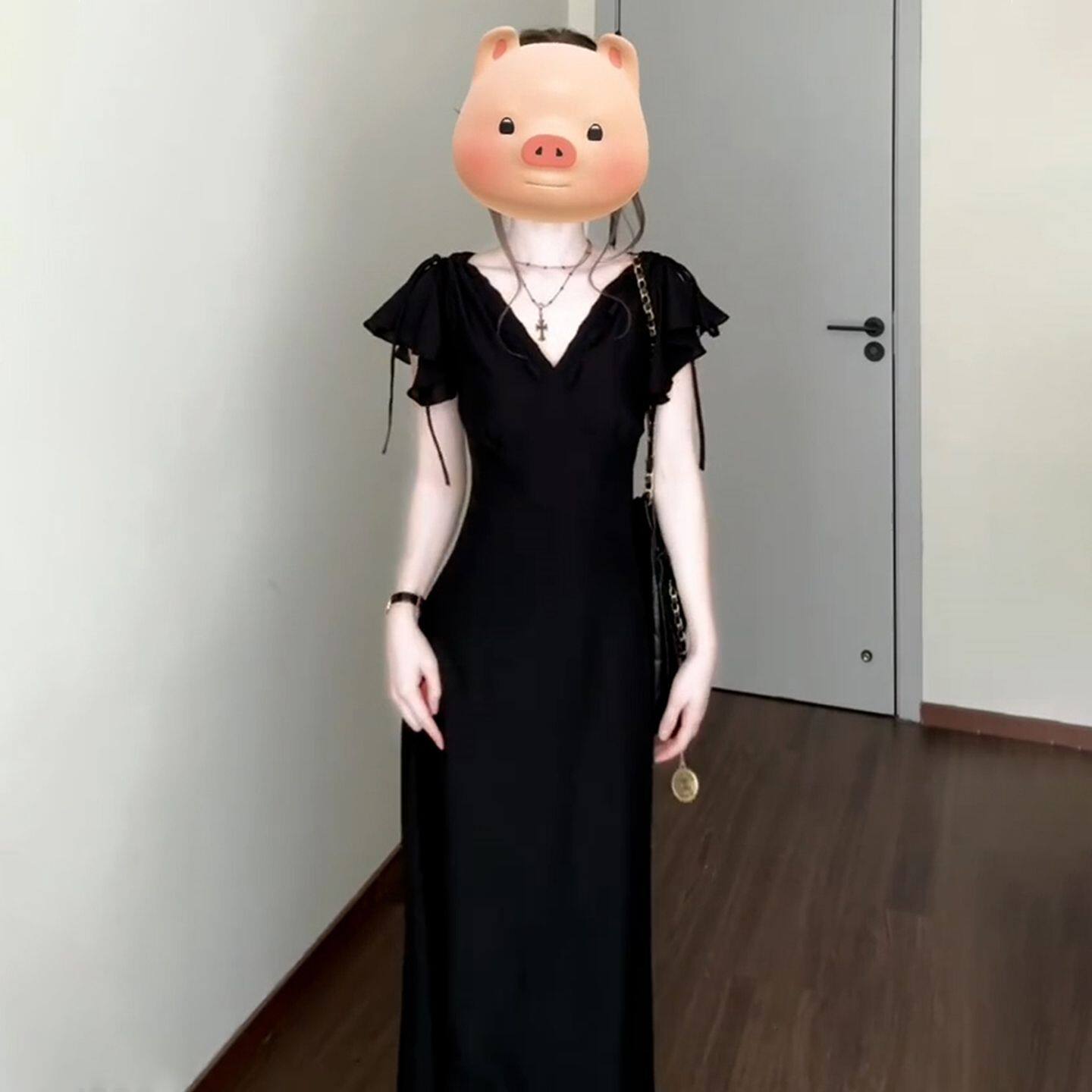 赫本风法式黑色小飞袖V领长裙