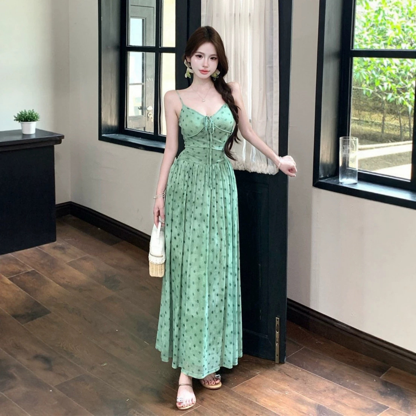 海边绿色波点V领掐腰连衣裙