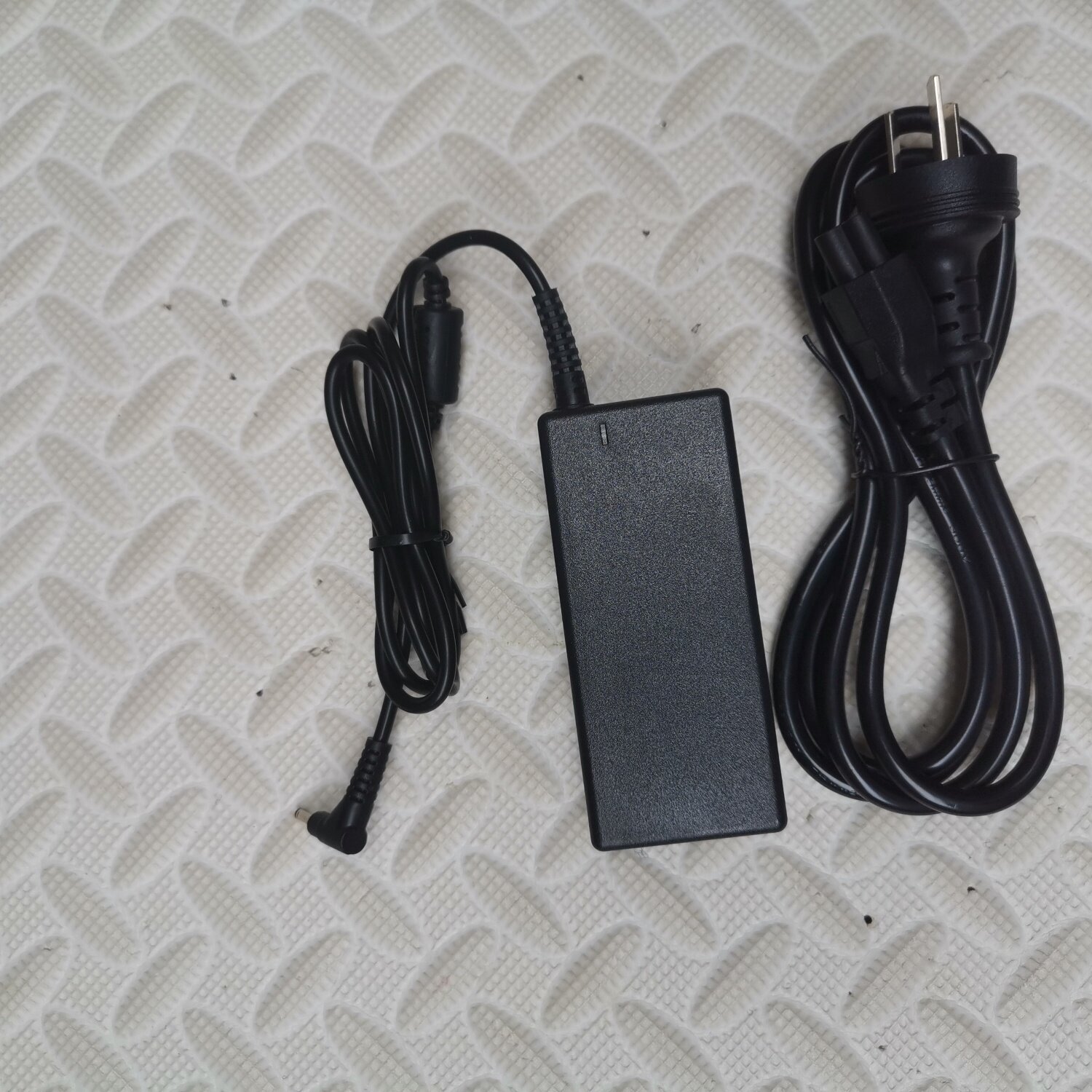 Acer/宏基液晶显示器电源适配器充电线HIPRO 19V1.58A HP-A0301R