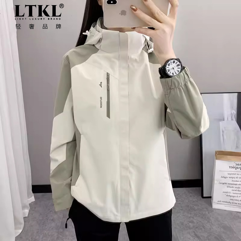 轻奢2026春季新款户外软壳中老年冲锋衣女外套爆款显瘦防水防风