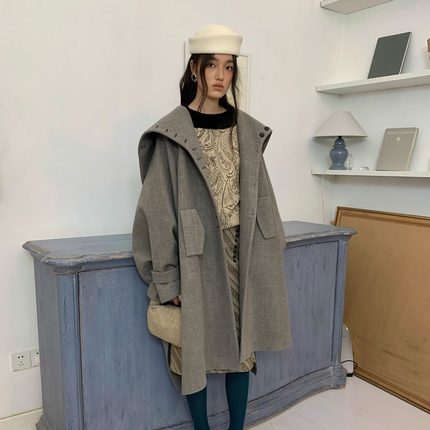 Spoii 石灰色复古大翻领阔型撞色扣长款斗篷呢大衣