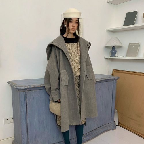 Spoii 石灰色复古大翻领阔型撞色扣长款斗篷呢大衣