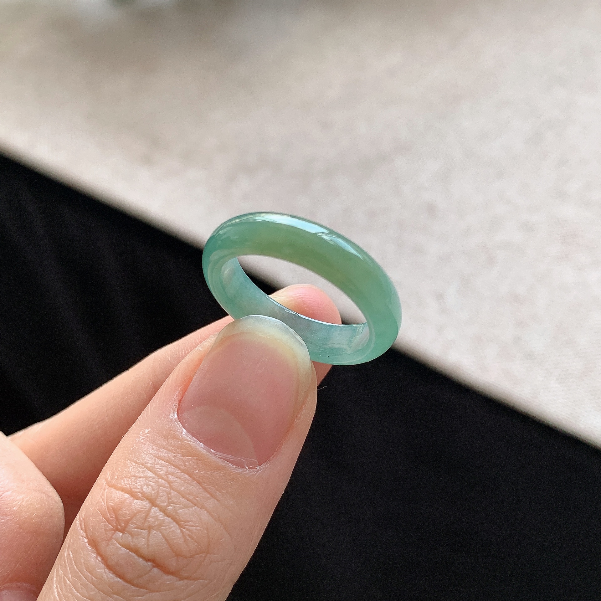 16/17号飘黄翡蓝水翡翠戒指特色