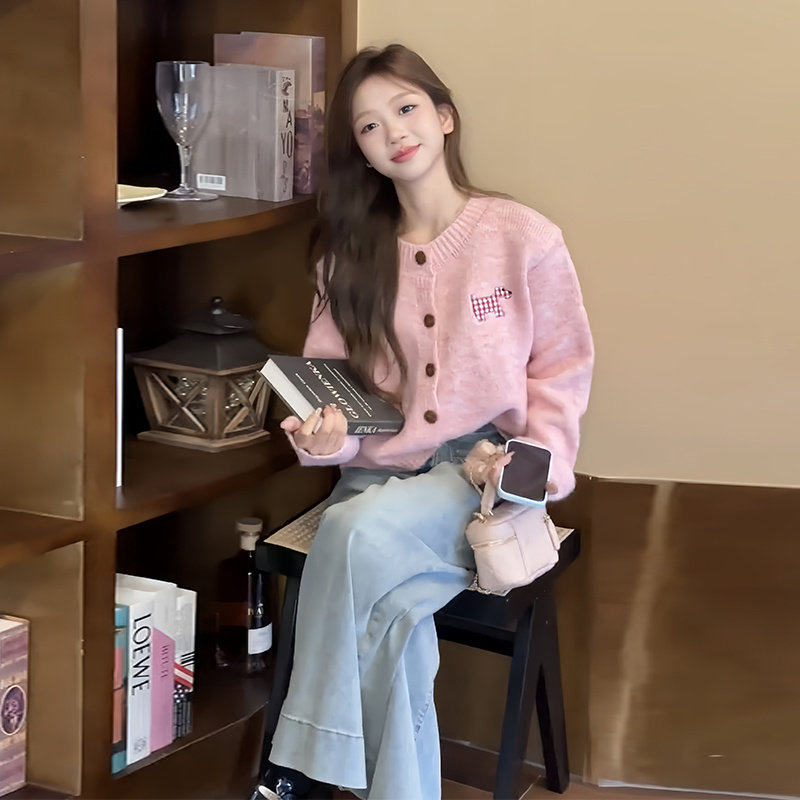 早春韩系穿搭粉色小狗刺绣针织开衫春装女款2026欧货爆款独特上衣