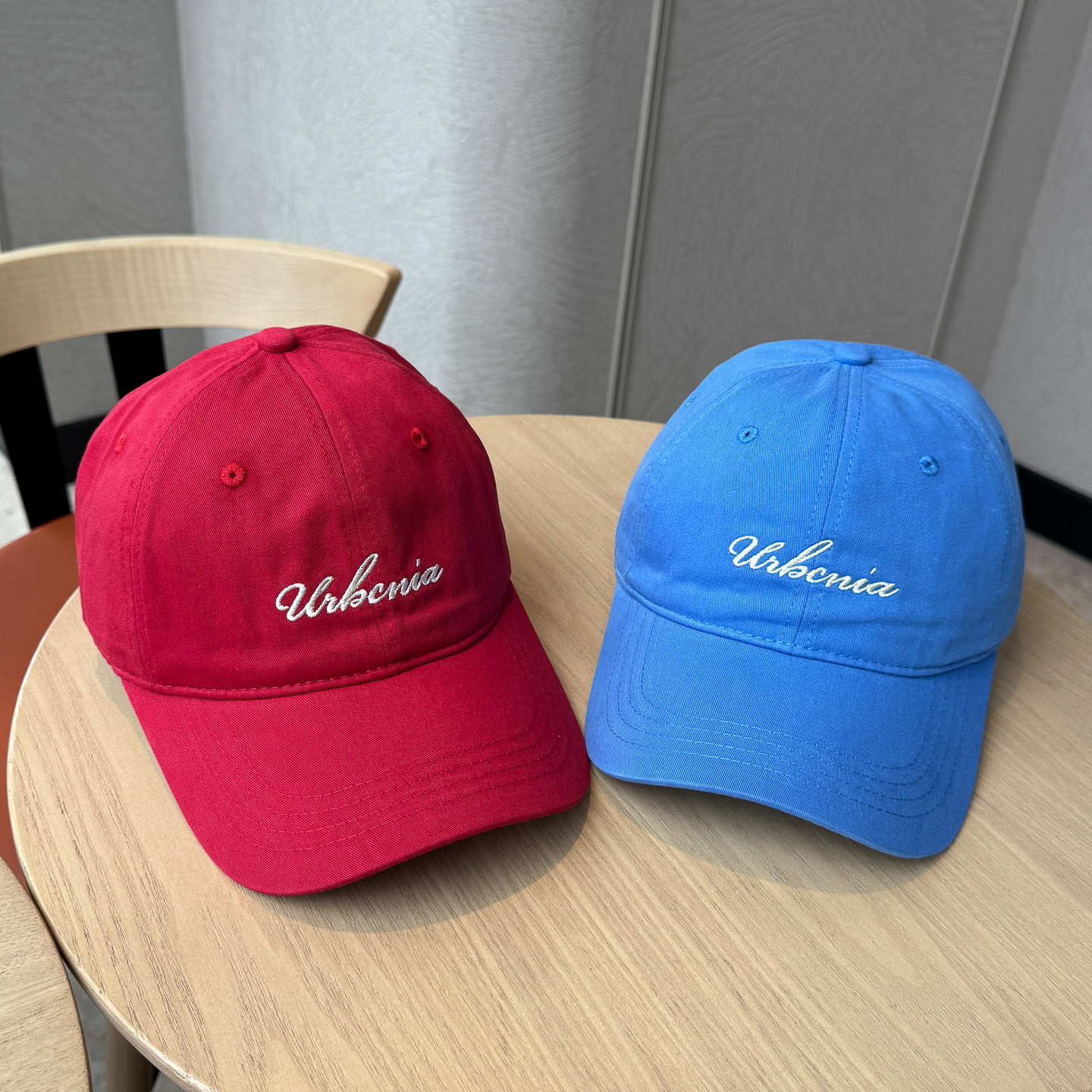 新款简约字母刺绣红色软顶棒球帽子女显脸小情侣四季遮阳鸭舌帽男