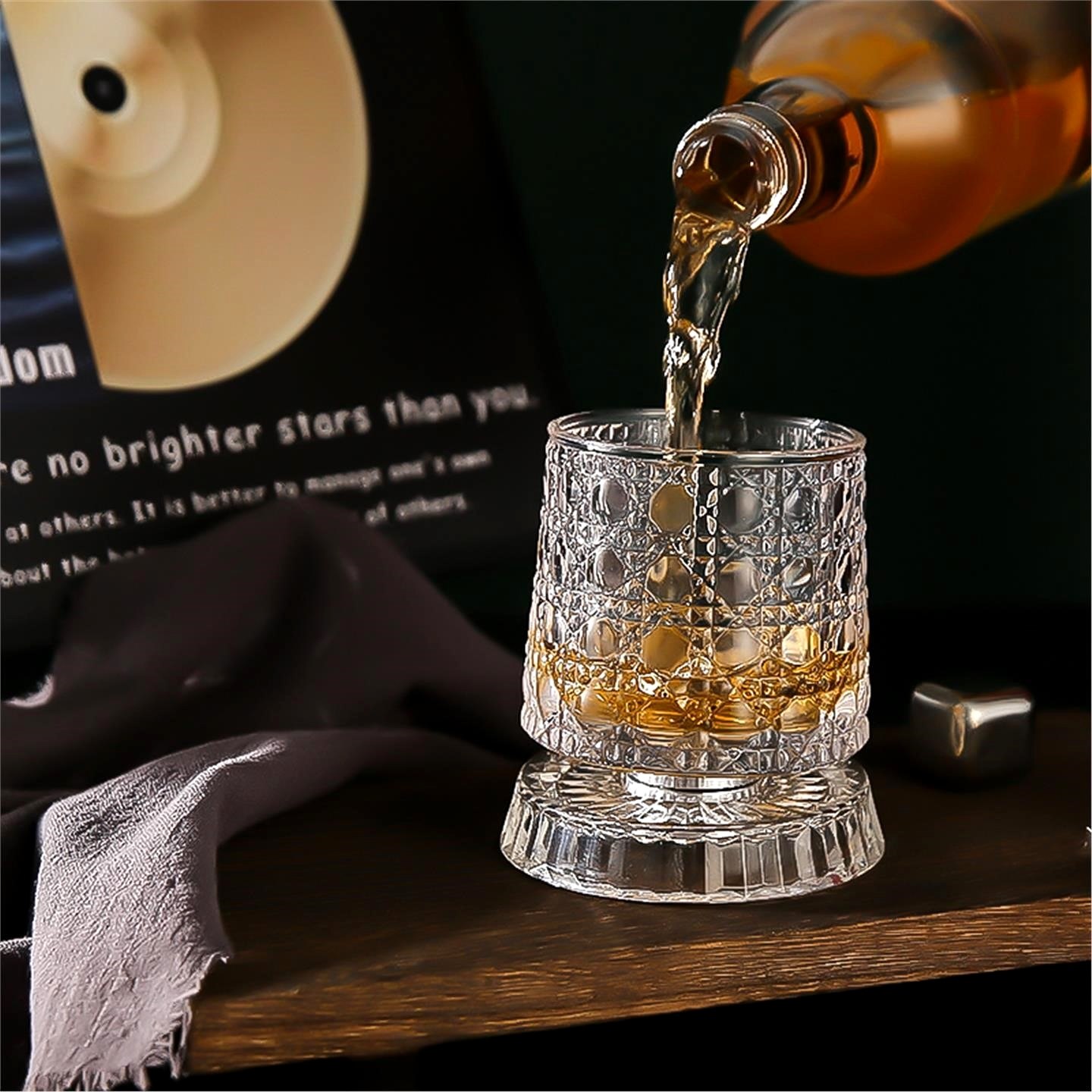 解压杯厚款可旋转纯色休闲风酒杯玻璃杯锤纹网红洋酒杯威士忌酒杯