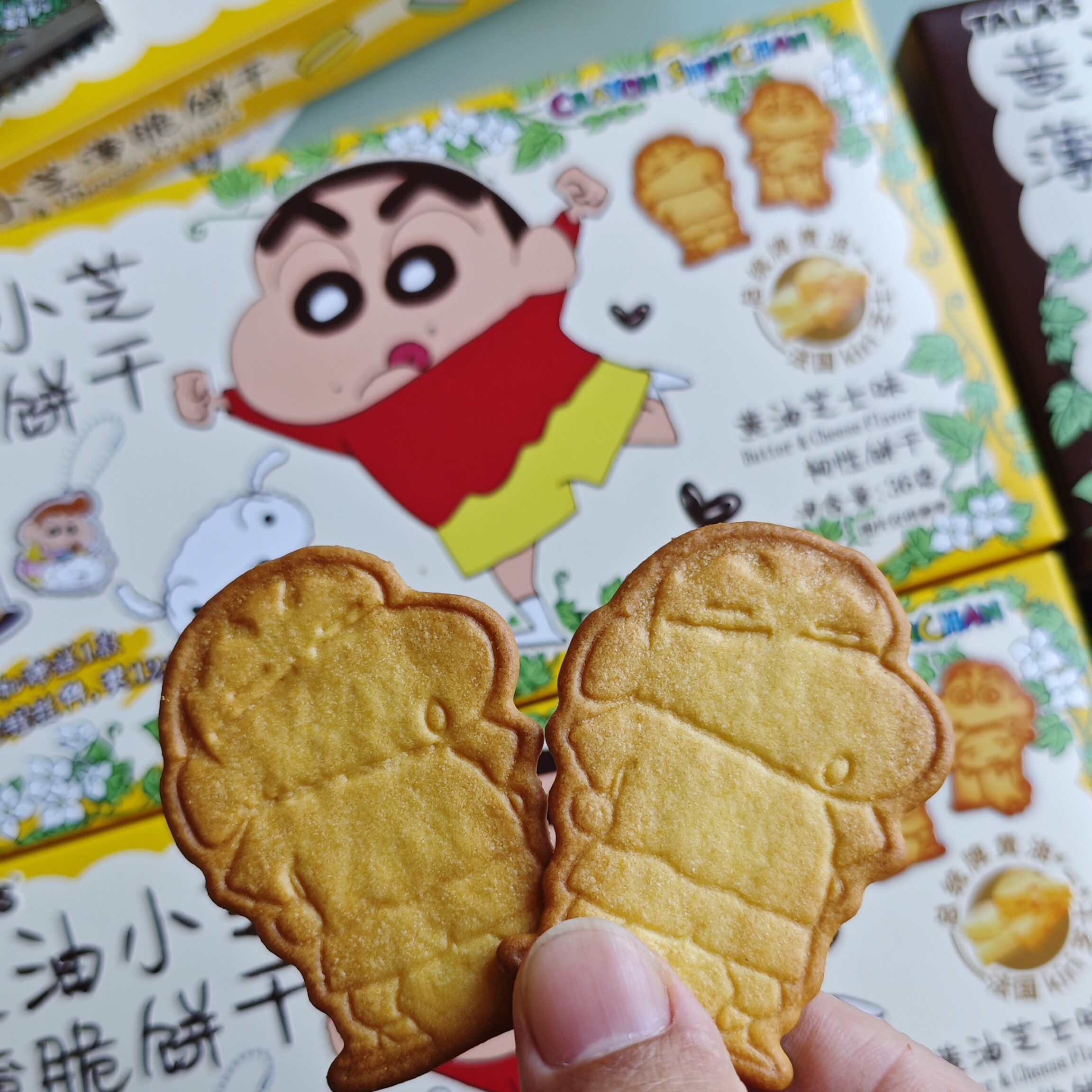 蜡笔小新联名黄油小芝薄脆印花饼干内附气囊捏捏挂件添乐卡通王