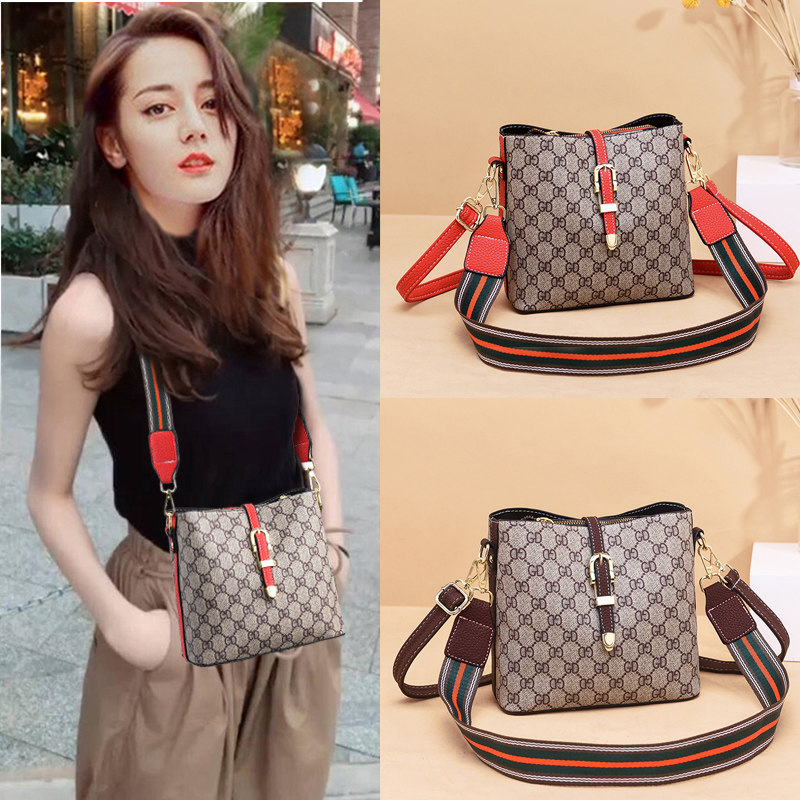 夏季小包包新款2020流行女士水桶包斜挎百搭小ck高级感女包时尚潮