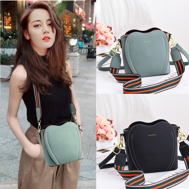 包包女包新款2020潮单肩斜挎包春夏小清新宽肩带爱心水桶包ins