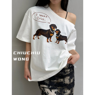 漏肩纯欲宽松短袖 珍珠腊肠狗印花斜肩T恤 女 小众设计 王丑丑