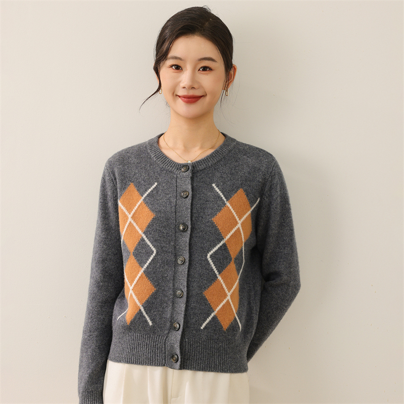 2025年秋季新款百搭英伦风菱形格圆领开衫