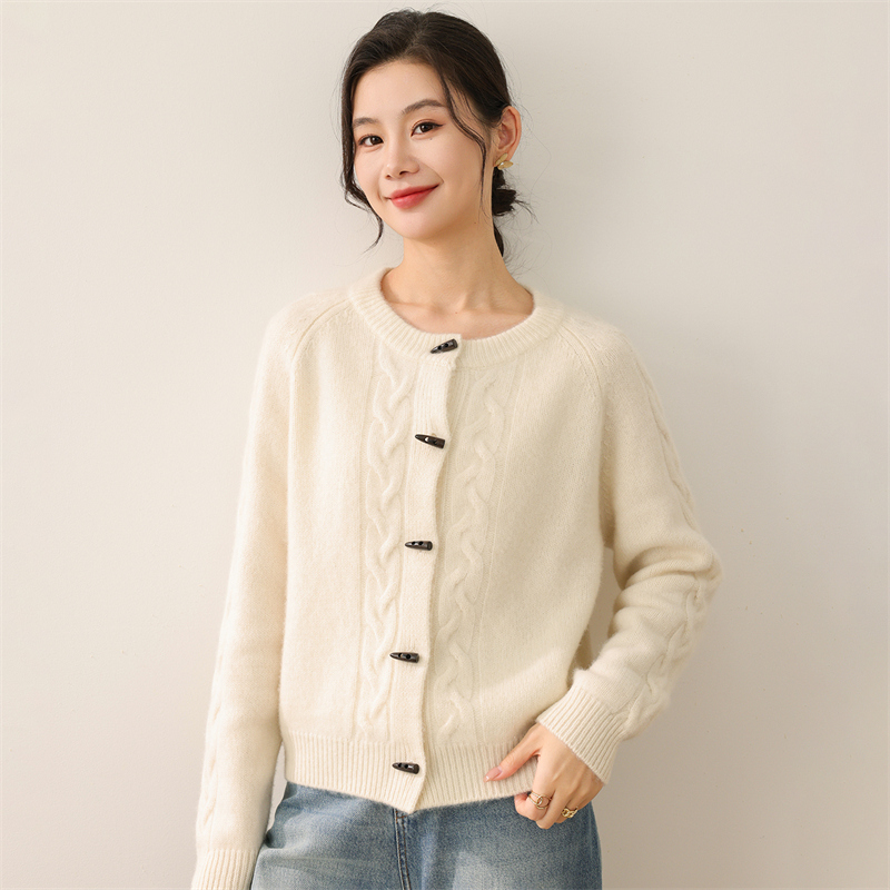 2025年秋季新款百搭圆领加厚绞花牛角扣开衫