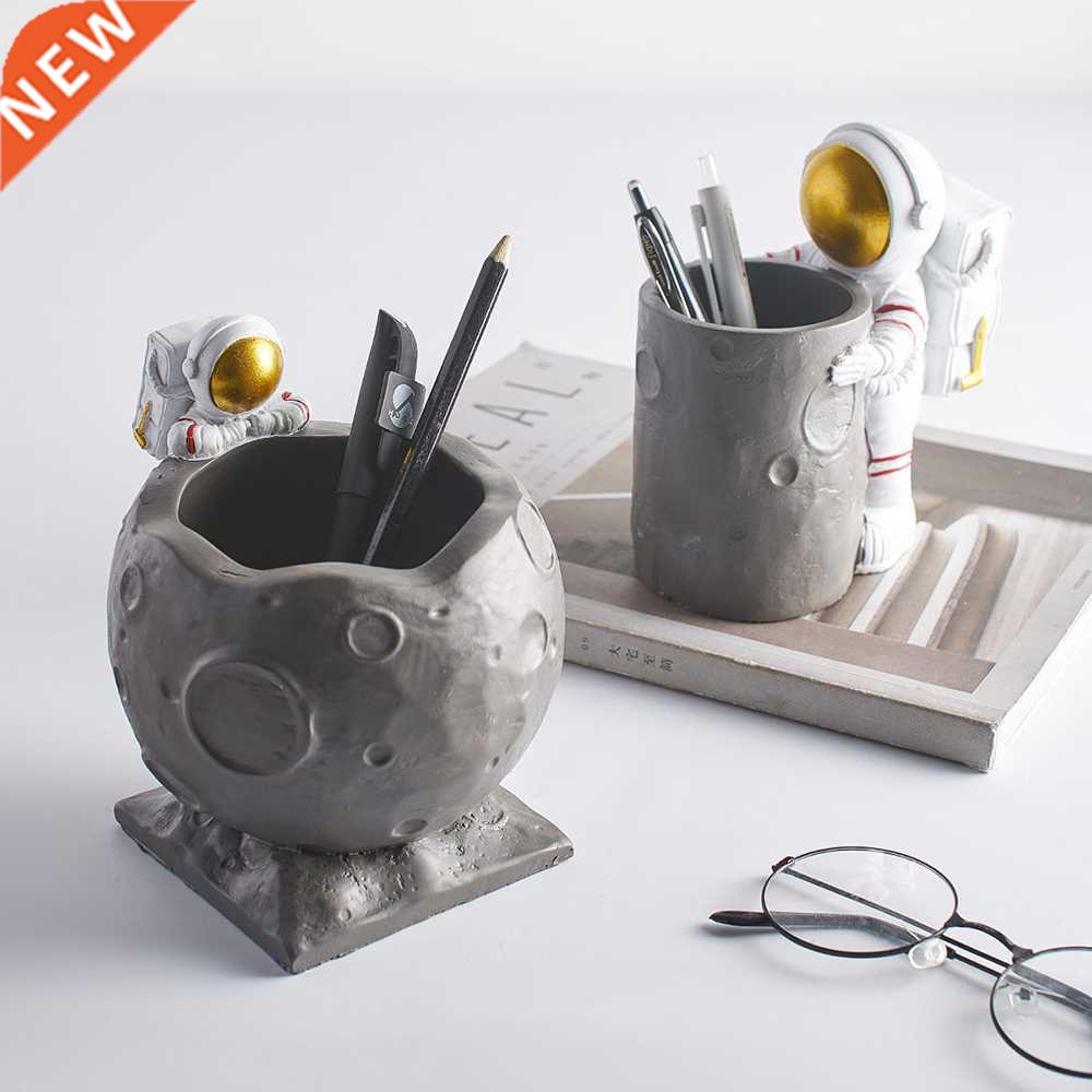 Nordic Figurine Astronaut Ornament Table Crafts Pen Holder
