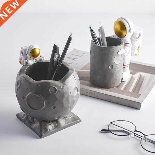 Nordic Figurine Astronaut Ornament Table Crafts Pen Holder