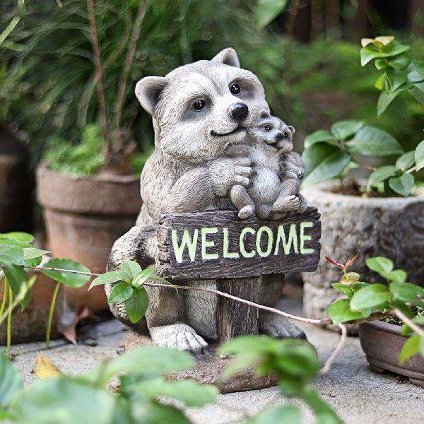 Garden Sculpture Cartoon Raccoon Shape Statue with Welcome图片