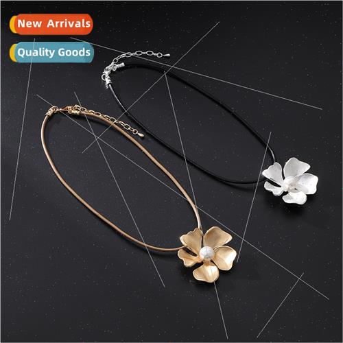Europe niche delicate flowers alloy necklace premium hundred