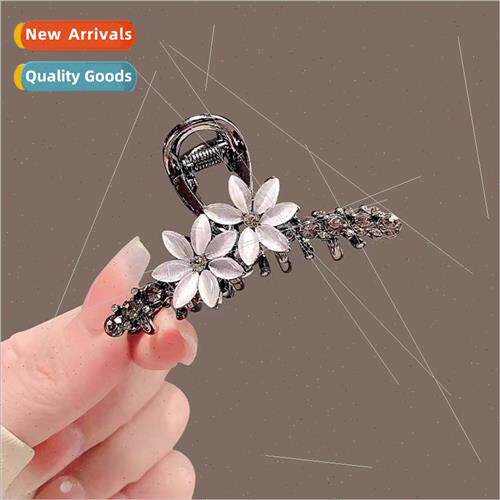 Advanced sense cat eye stone jasmine petal scratch clip half
