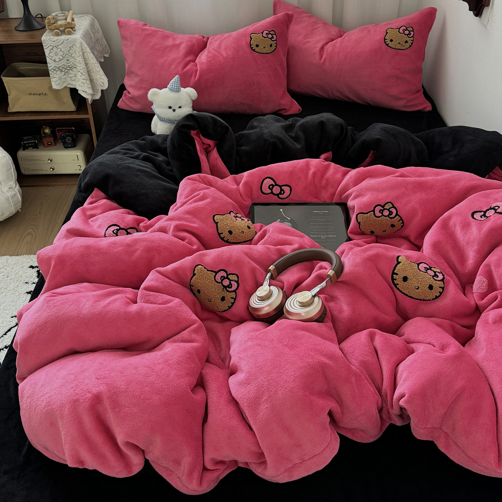少女心玫红猫咪毛巾绣秋冬舒适牛奶绒四件套保暖珊瑚绒学生三件套