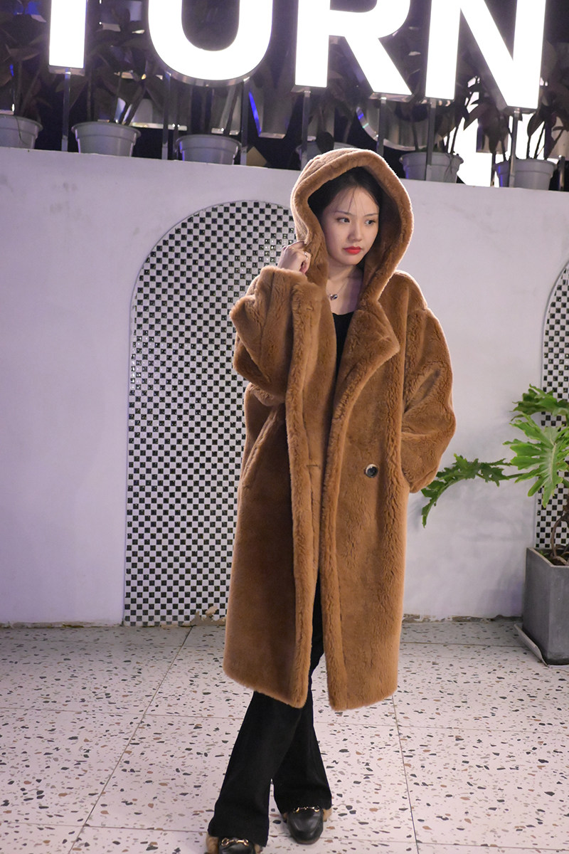 2022年秋冬新款泰迪熊大衣羊羔毛羊剪绒颗粒皮草外套中长款女年轻