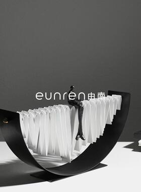 简约现代轻奢黑色金属坐姿人物摆件样板房售楼处客厅玄关装饰品