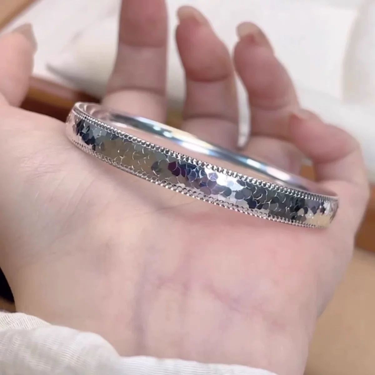 足银9999纯银手镯新中式国风爆闪碎冰冰宽版泥鳅背闭口手镯送礼物,饰品/流行首饰/时尚饰品新,银饰手镯,淘宝优惠券,粉丝福利购,淘宝优惠卷