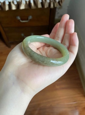 和田玉带糖色手镯 精工料子温润细腻 颜色清新 古色古香