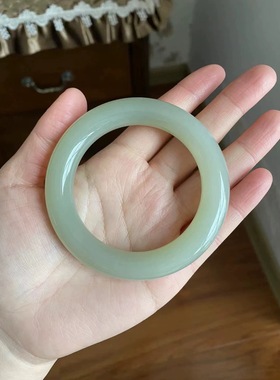 和田玉晴水料胖圆条手镯 玉质温润细腻 重约74.29g