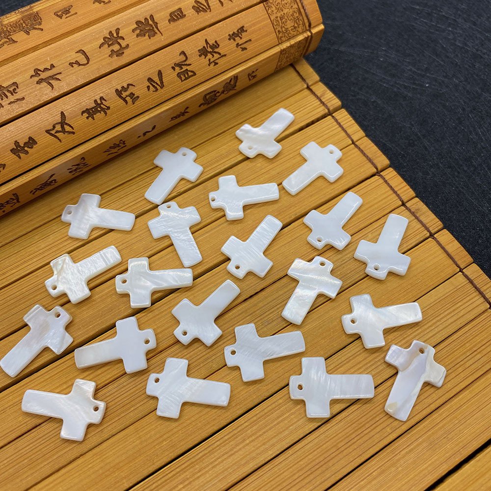 天然淡水贝壳十字架形 16x23mm白色单孔雕刻吊坠微瑕 DIY服饰配件