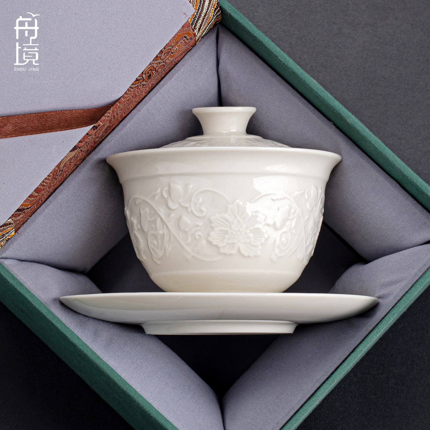 仿宋定窑白浮雕缠枝莲防烫盖碗图片