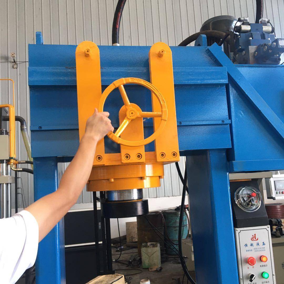 重工订制22-120吨移动液压缸式龙门液压机。手推移动工作台