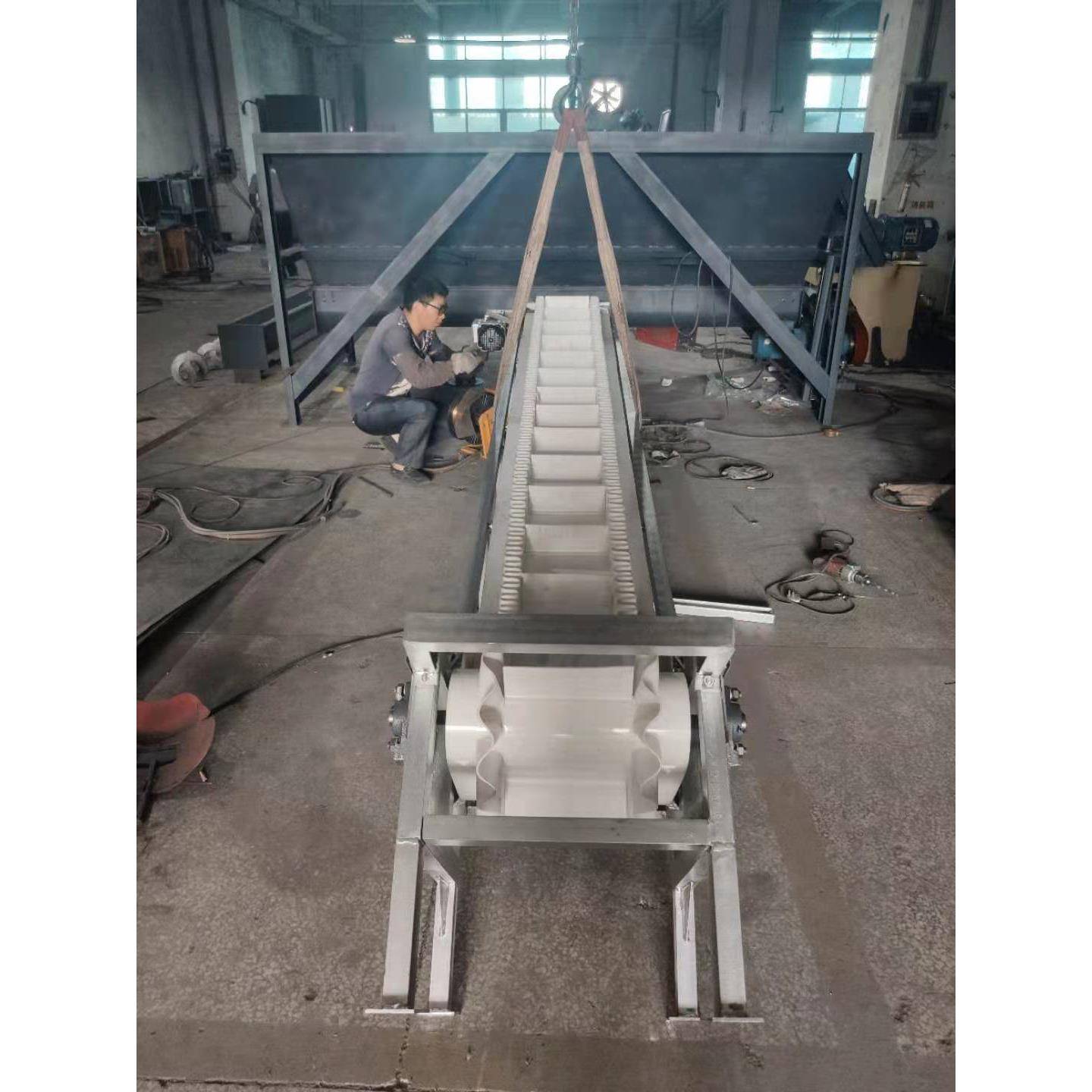 厂家生产爬坡裙边挡板食品级PVC白色皮带提升机平行皮带输送机供