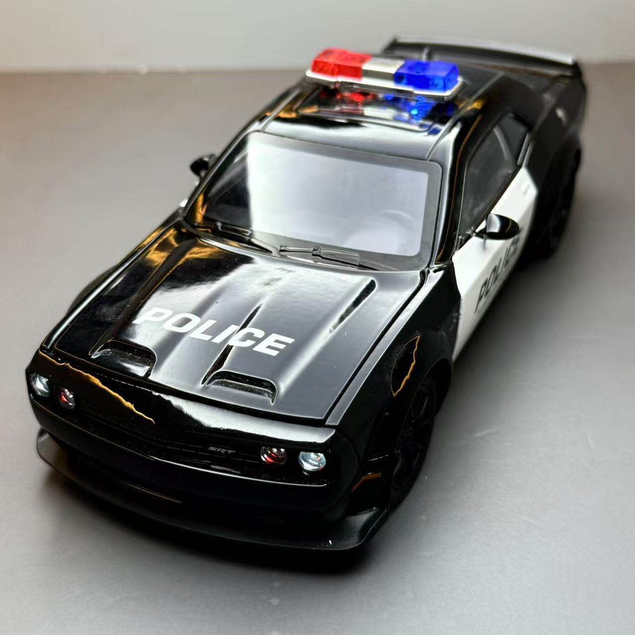 新款1:24地狱猫警车 合金汽车玩具模型 声光回力仿真收藏摆件礼物