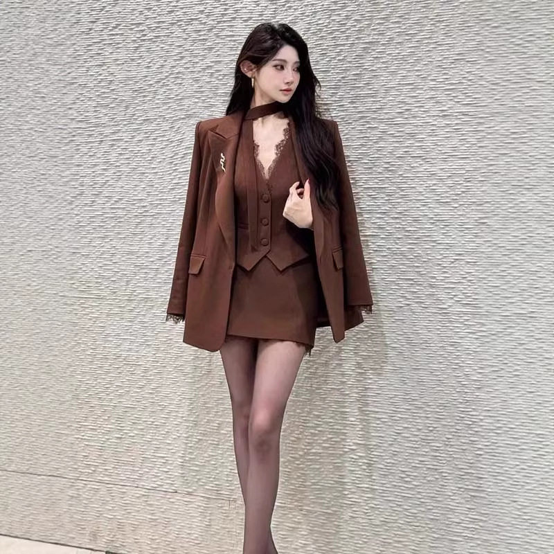 2026春季新款有里布送飘带轻职风蕾丝马甲半身裙套装两件套DM0331