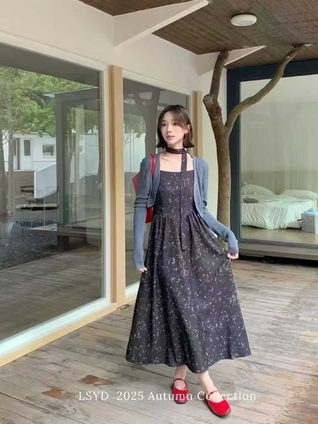 2025年十三行秋季新款法式连衣裙收腰吊带裙+开衫两件套