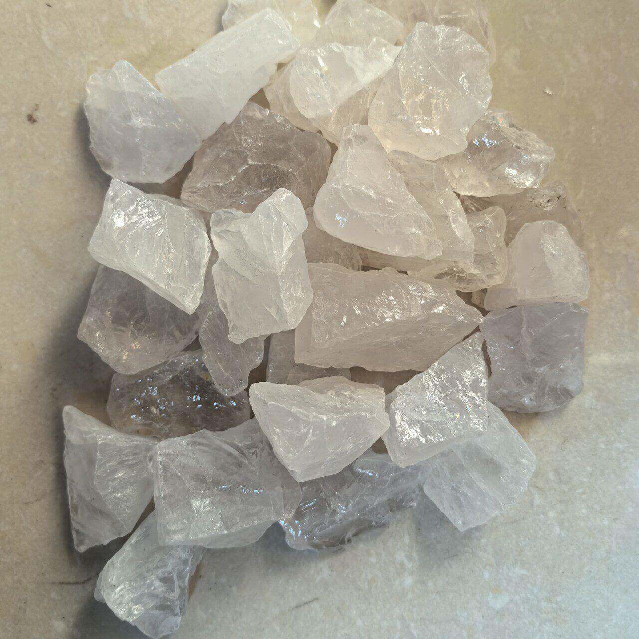 现货天然巴西水晶原石天然白水晶碎石鱼缸装饰水晶原石毛料