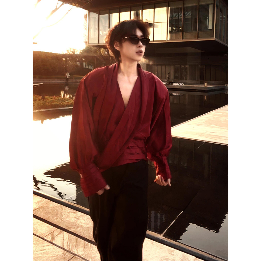 液态缎面质感V领垫肩衬衫男模