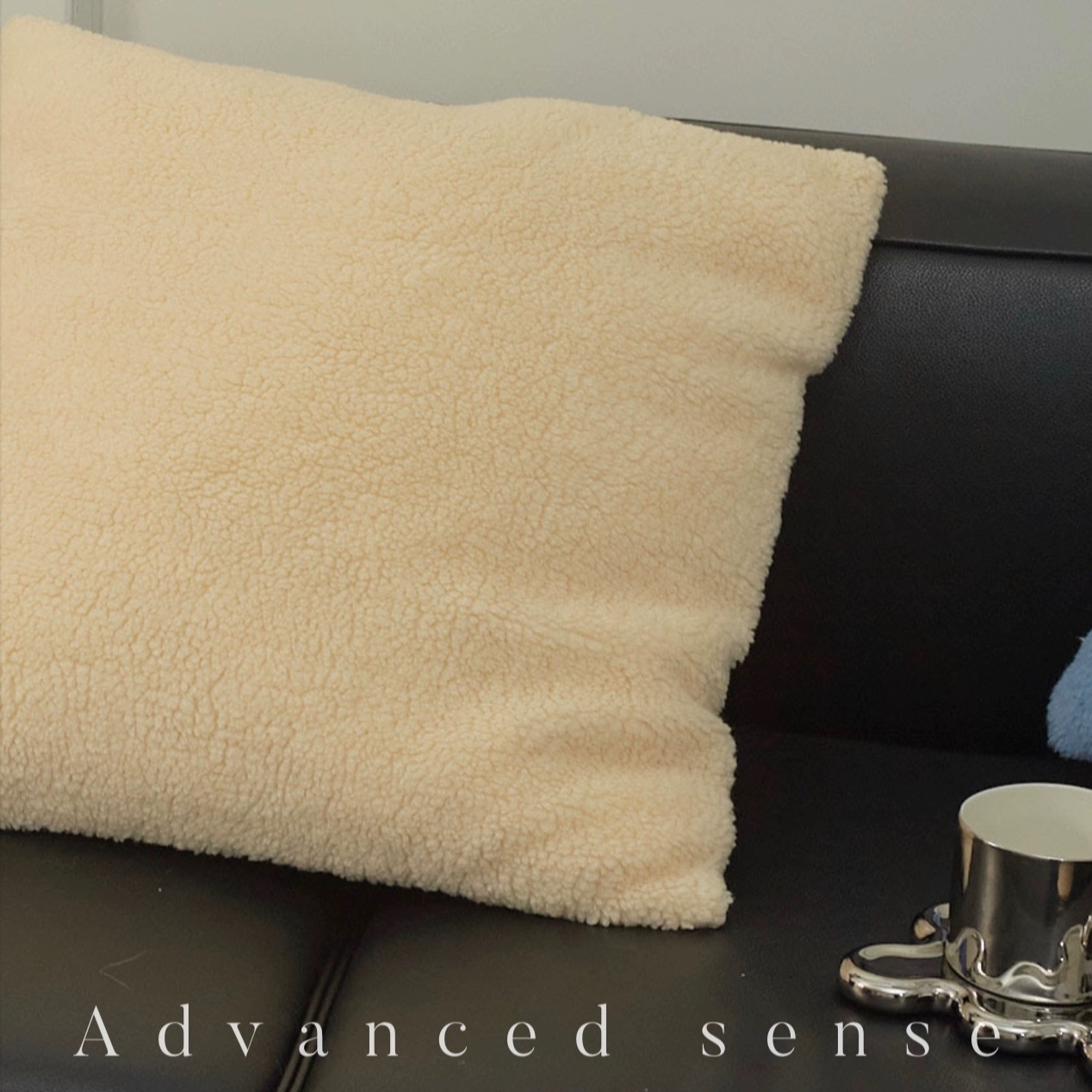 奶白色羊羔绒方形抱枕沙发靠背枕