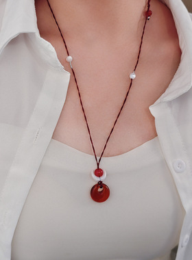 新中式树脂月牙平安锁吊坠项链