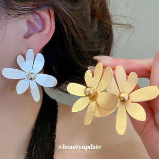 18k沙金花朵耳钉休闲简约个性时尚耳环轻奢高级感耳饰设计感小众