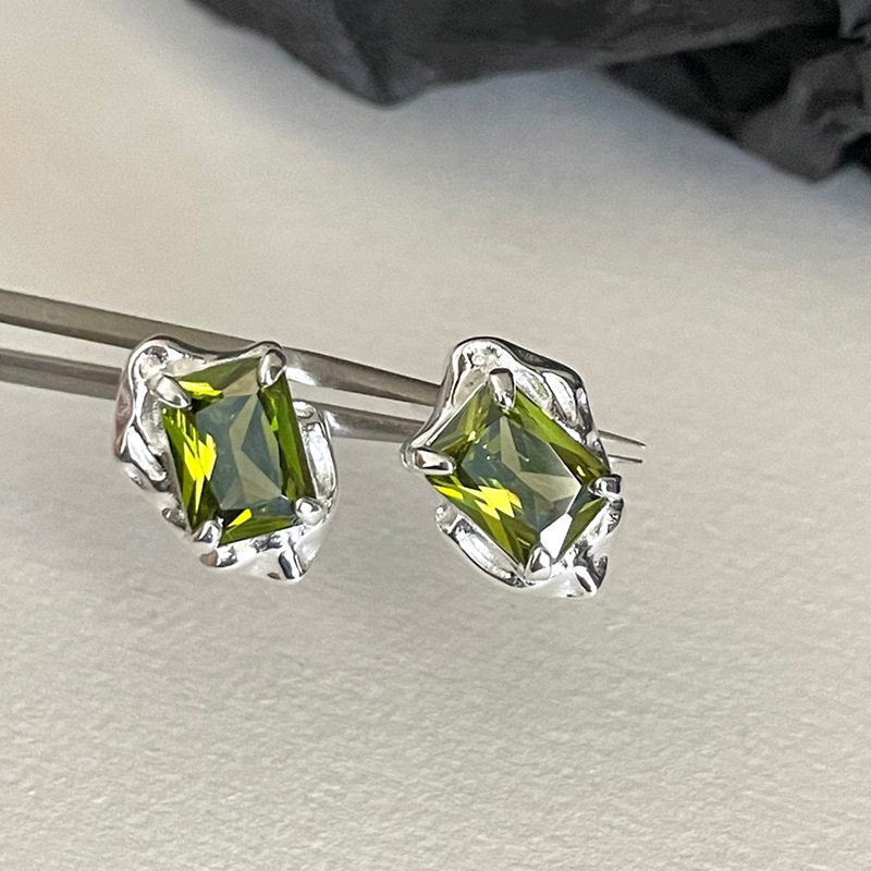 小众液态橄榄绿锆石耳钉女ins