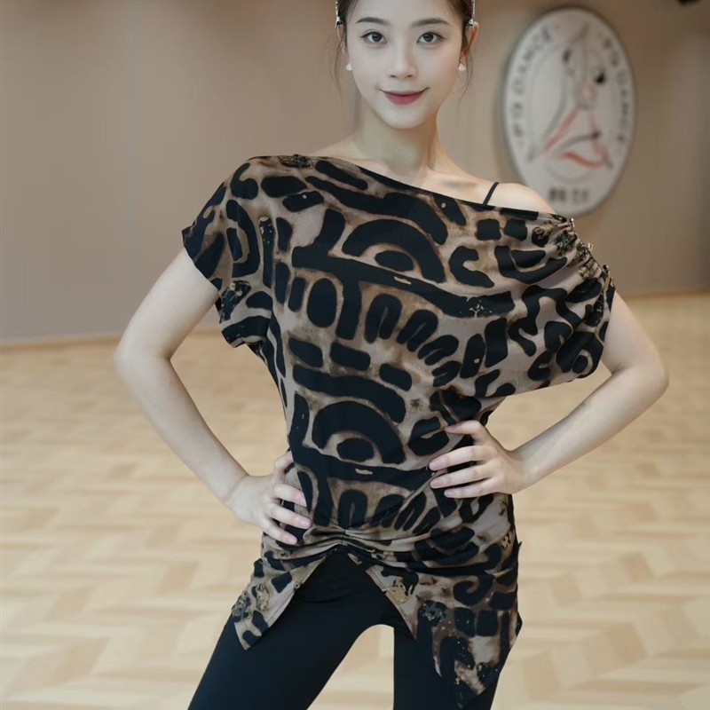 新款拉丁舞服罩衫上衣短袖斜肩教课练舞简e约显腿长不含内衣