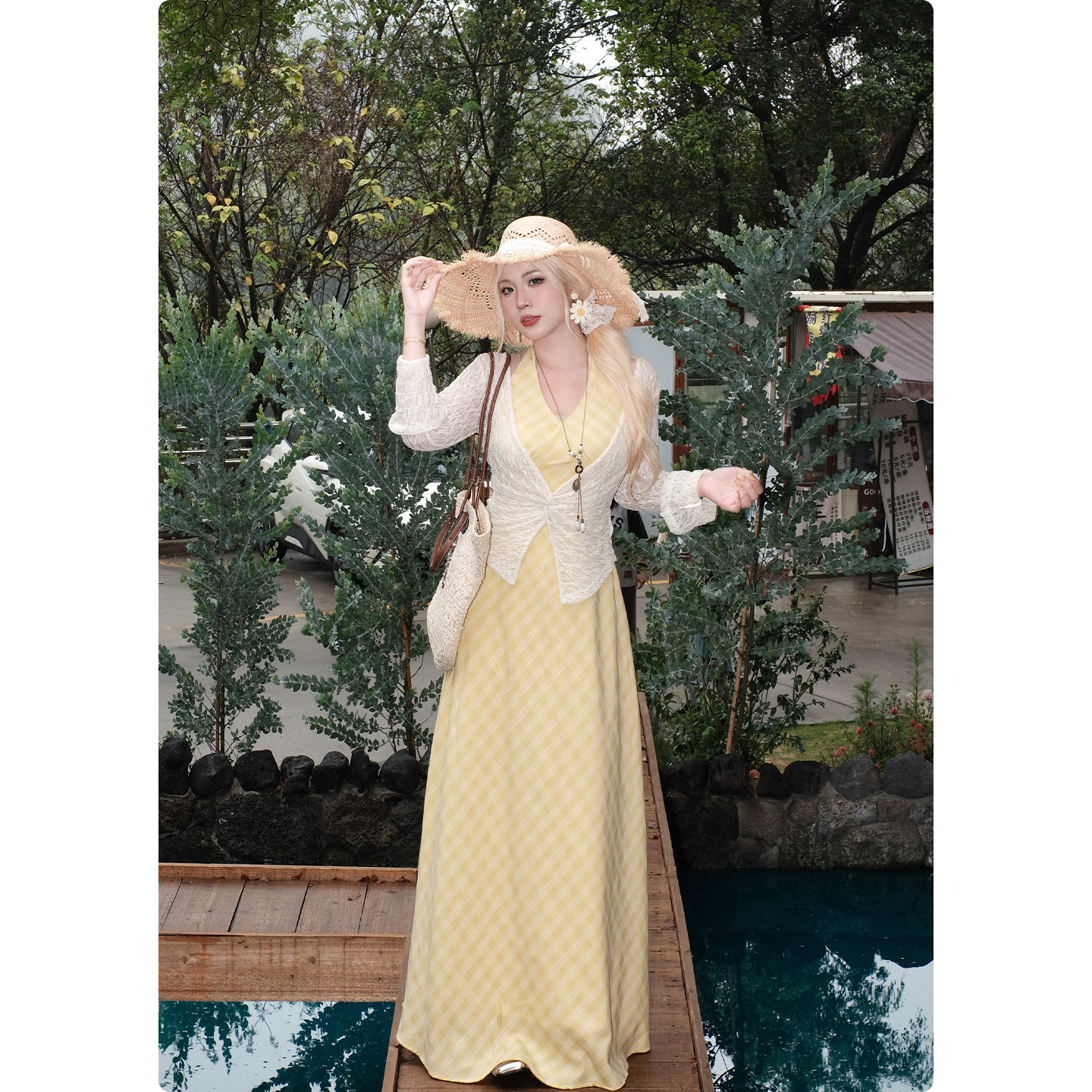 糯米子[多汁阳光]法式浪漫v领挂脖连衣裙女设计感度假风大长裙