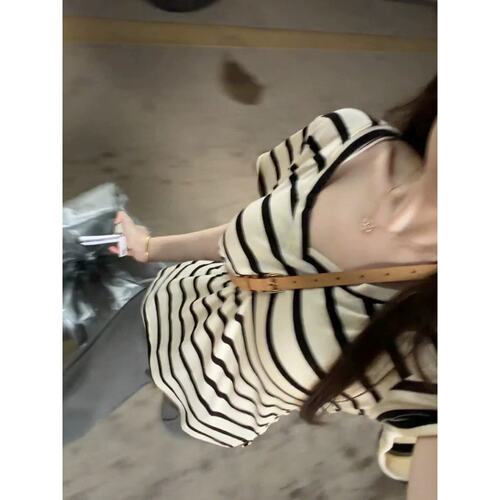 撞色条纹慵懒松弛感V领短