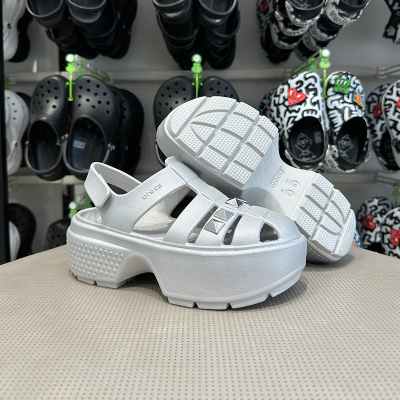 Crocs卡骆驰雪屋铆钉金属凉鞋女