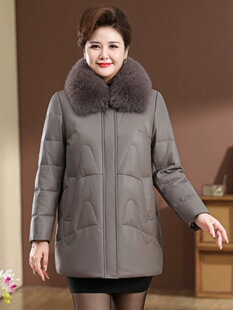 中年妈妈冬装短款绵羊皮羽绒服2025新款女款气质中老年洋气外套女